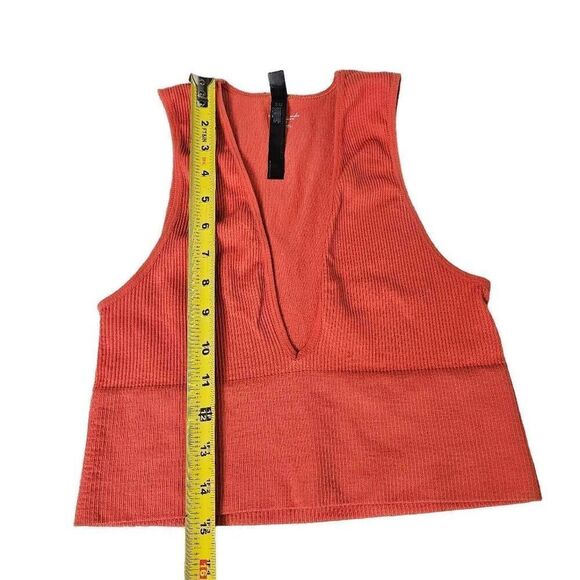 Out from under cropped top - Picture 3 of 5